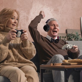 Un charmant couple qui profite du sasque sans fil TV/HIFI - PRELUDE 3 PREMIUM